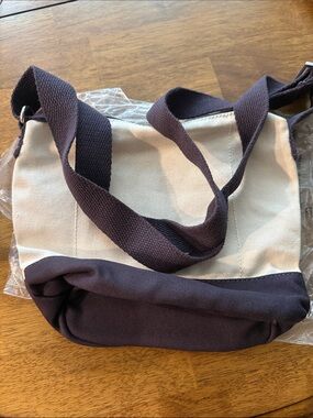 Lands' End Canvas Crossbody Bucket in Natural with Navy Trim with zipper